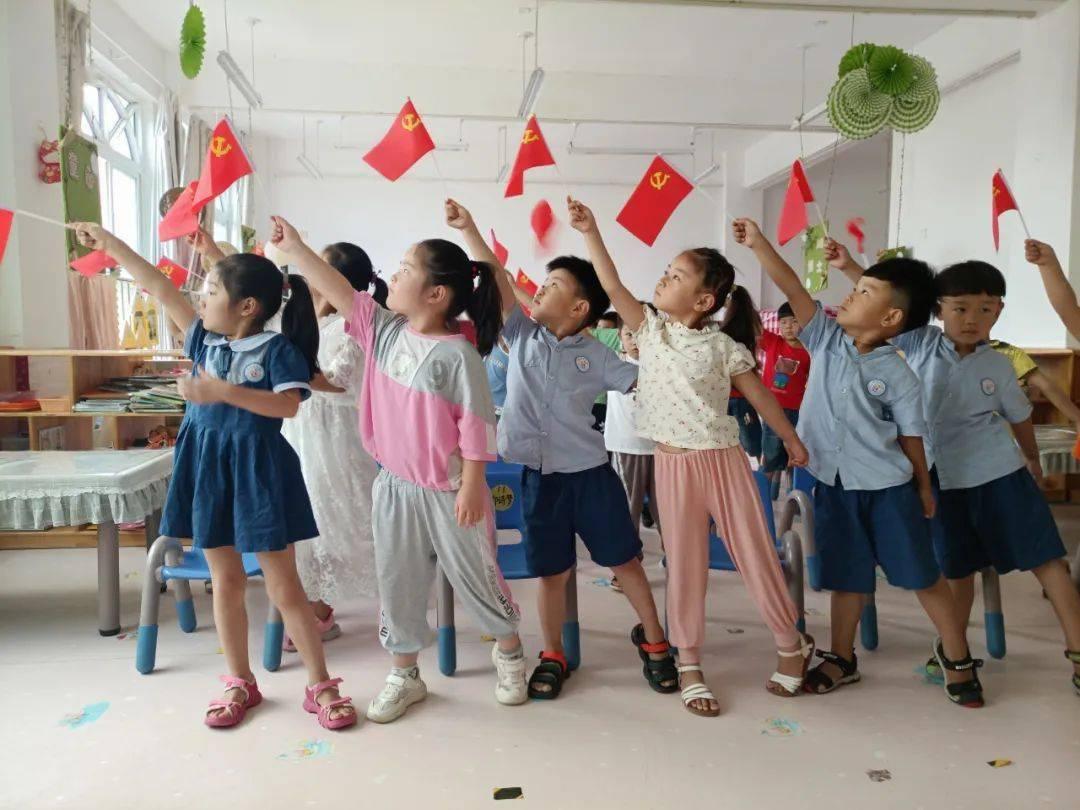 公司押我2000块钱答应离职给我+中途把我开除了这个钱还应该给我吗?